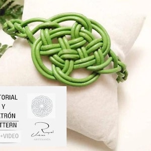 May include: Green leather bracelet with a Celtic knot design. The bracelet is on a white surface with a card that says "Tutorial y Patrón Pattern PDF + Video".