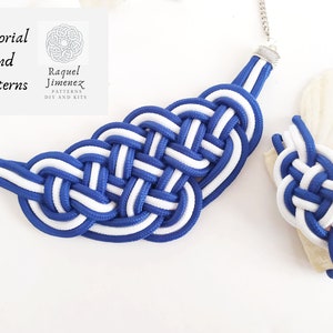 Puede incluir: Un conjunto de collar y pulsera anudados en azul y blanco. El collar tiene un cierre y una cadena plateados. La pulsera está sobre una concha.