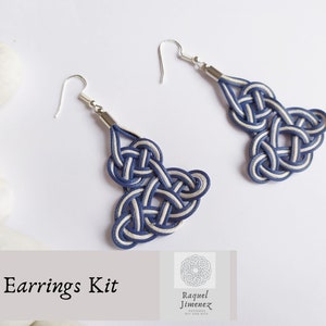 Può includere: Un paio di orecchini annodati blu e bianchi con ganci d'argento. Gli orecchini hanno la forma di un triangolo. Kit di orecchini.