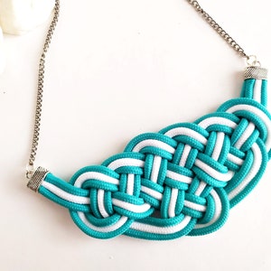 Tutorial and kit with materials to make an easy knot necklace, instructions to make a macrame necklace, craft materials.