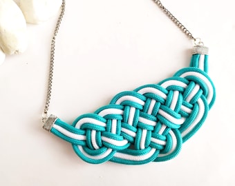Tutorial and kit with materials to make an easy knot necklace, instructions to make a macrame necklace, craft materials.