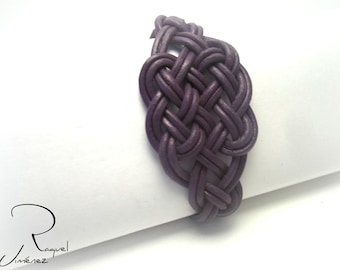 Tutorial and pattern for making macramé knot bracelet. Pattern for making knot bracelet. Step by step tutorial to make a bracelet.