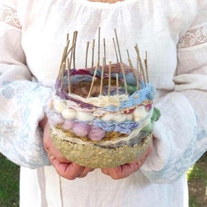 Vaso/nido fatto a mano in cartapesta e lana, regalo sostenibile, materiali riciclati, regalo ecologico, arredamento unico per la casa