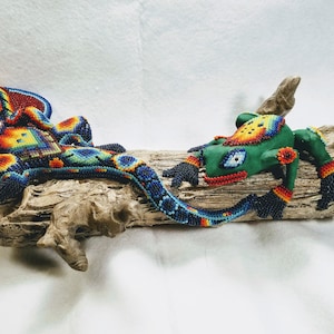 Huichol Perlen Eidechse und Frosch auf einem Keramik-Log