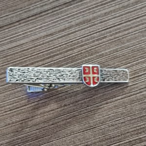 Fermacravatta serbo: accessorio per uniforme da soldato con stemma