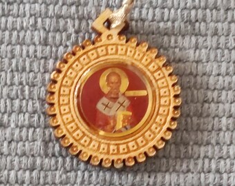 Medalhão de SÃO Nicolau em madeira em caixa e com cordão.