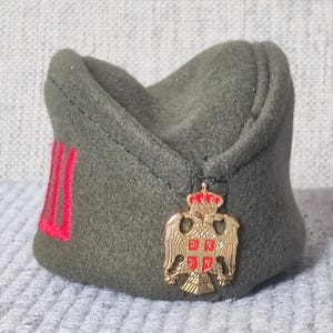 Handmade Serbian traditional Šajkača cap, key chain - green with red inscription NIŠ