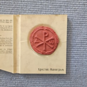 Monogram van Christus van de Romeinse keizer Constantijn (labarum) in klei (in vaste staat), verpakt in een kartonnen doos, voor het eerst gebruikt door .