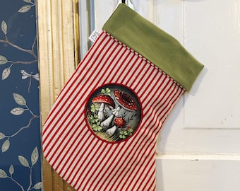 Calcetín navideño con apliques de setas, cuadros vichy, decoración rústica