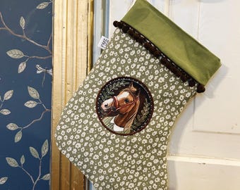 Calcetín navideño hecho a mano con aplique de caballo - Regalo ecuestre