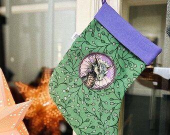 Medias navideñas de dragón hechas a mano con apliques de algodón.
