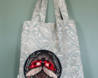 Bolsa de algodón hecha a mano con estampado floral / Aplique de mariquita