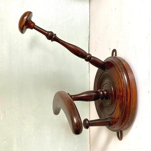 Antieke houten hoedenhanger 19e-eeuwse wandgemonteerde kapstokrek boerderij hal muurdecor