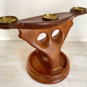 Vintage teakhouten kandelaar met de hand uit het midden van de eeuw moderne Deense kandelaarsculptuur