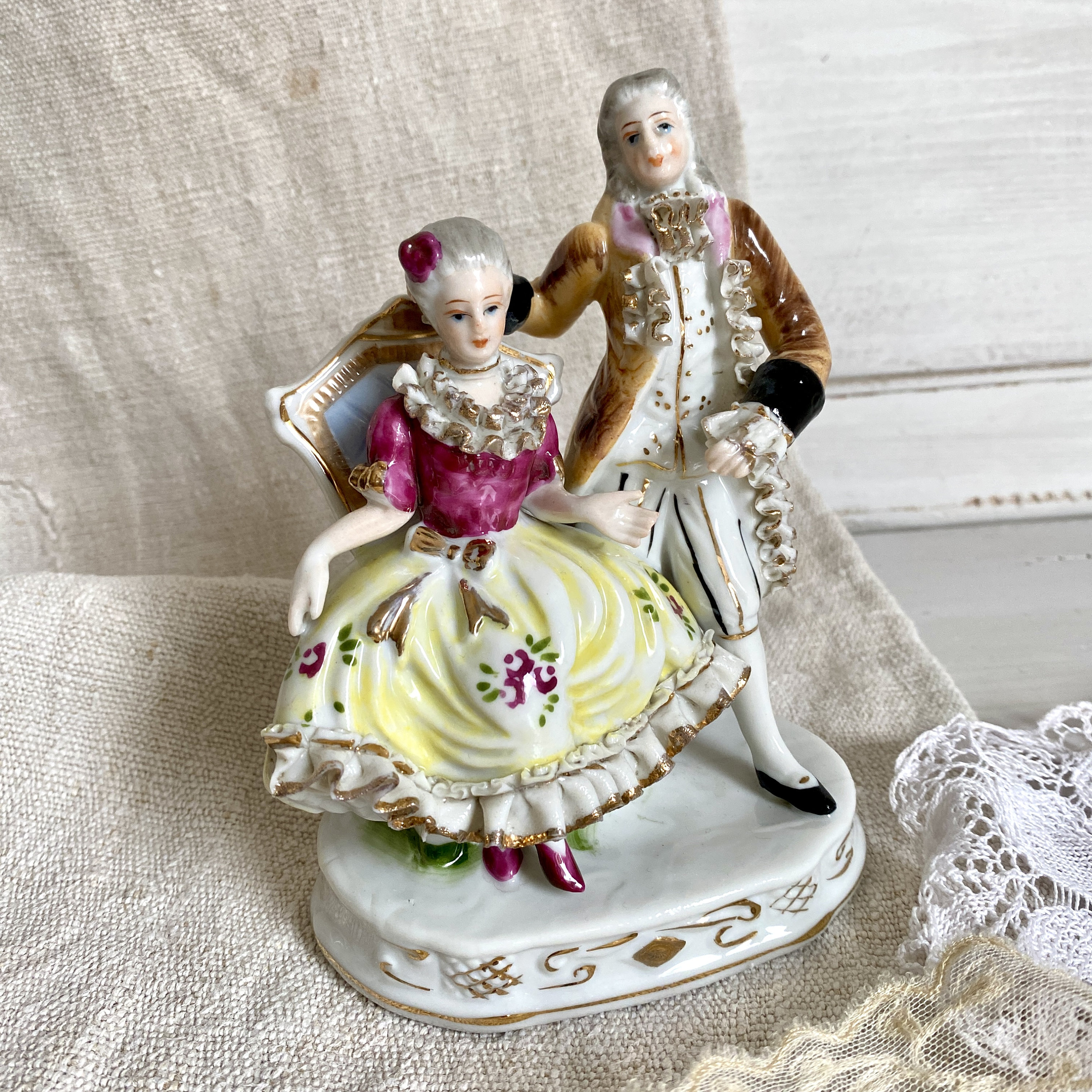 Vintage Porzellan Figur Rokoko handbemalte Porzellan Figur 1950er Jahre Royal Porzelan