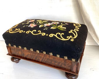 アンティークの手刺繍入りフットスツール 1800 年代 クルミ材 ビーダーマイヤー ビクトリア朝 花柄 フットスツール