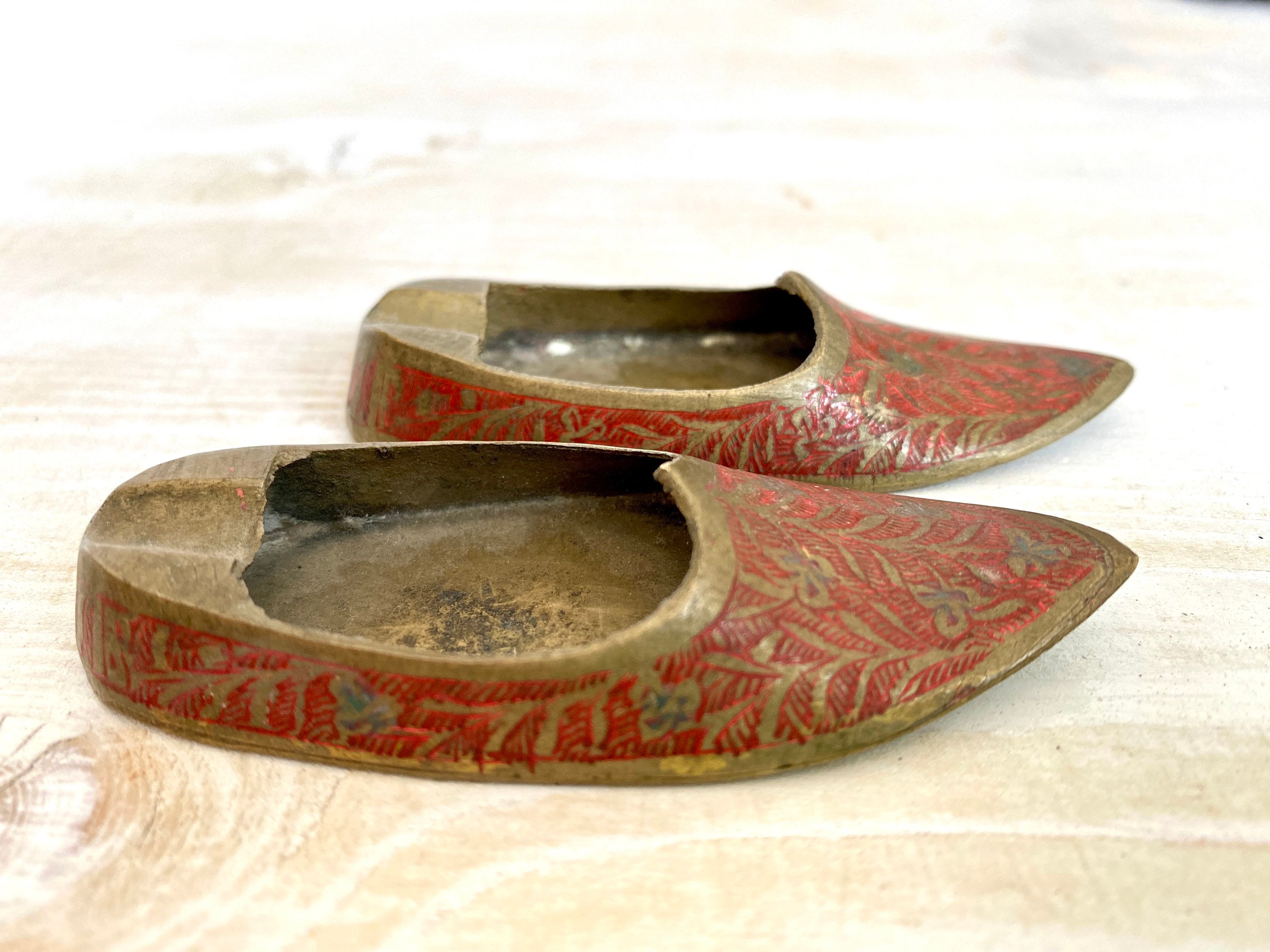 Cendrier Ancien En Laiton Sculpté Main - Inde, 1900-1940 - Forme Chaussure Fleur