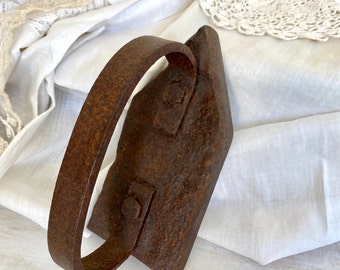 Antiek treurig strijkijzer, kledingstrijkijzer uit 1800, boerderijdecor, primitief gereedschap, deurstopper boekensteunen