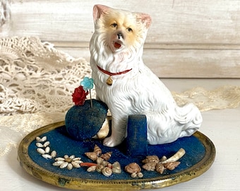 Coussin à épingles ancien, porte-dé à coudre victorien en biscuit, figurine de chien colley, coquillage Biedermeier