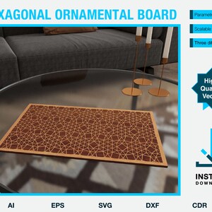 Puede incluir: Un tablero ornamental hexagonal marrón con un patrón geométrico. El tablero está sobre una mesa de vidrio con candelabros y un sofá gris en el fondo. El texto "HEXAGONAL ORNAMENTAL BOARD" está en la parte superior de la imagen.