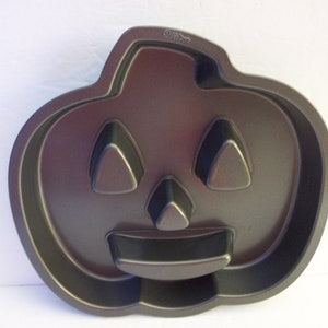 Wilton Jack-o-Lantern Shaped Cake Pan, Wilton Non-stick Baking Pan, Baking Supplies