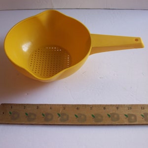 Tupperware Small Yellow 1 Quart Colander, Vintage Plastic Strainer with Handle, Kitchen Utensils and Supplies, Tupperware #1200-4
