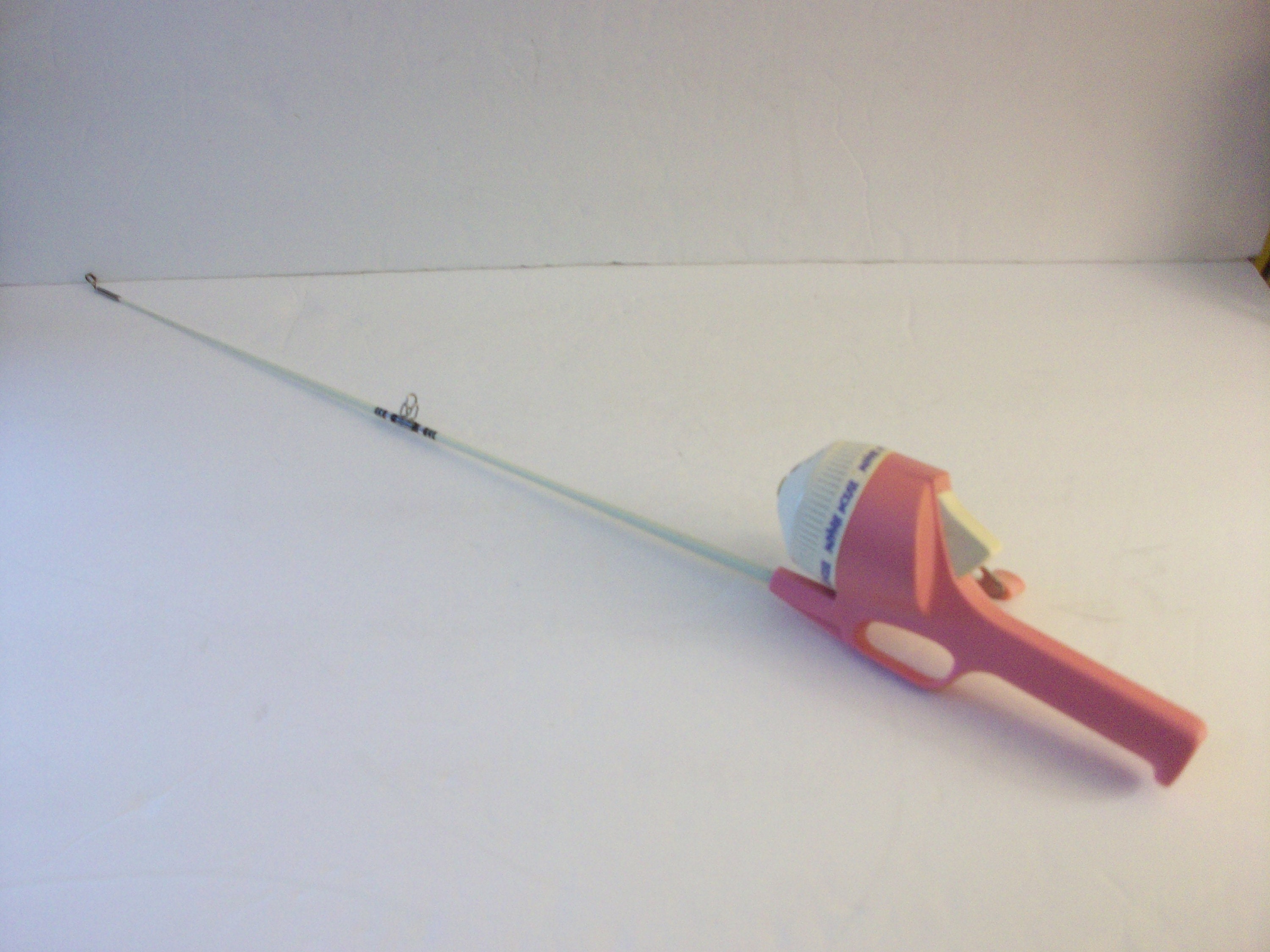 Vintage Zebco Child's Minnie Mouse Fishing Rod, Little Angler's Catch 'em  Beginner Fisherman Rod and Reel, Sports and Outdoor Recreation