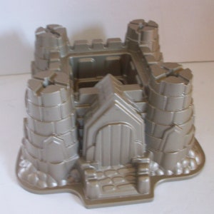 Nordic Ware Castle Bundt Pan, Gold Colored Baking Pans, Cast Aluminum Decorative Cake Pan