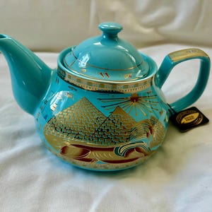 Tetera de porcelana egipcia con diseño de faraón, gato, Bastet, rey Tut, jeroglíficos y pirámide azul, 12,7 cm de alto x 20,3 cm, incluido el pico.