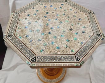 Egyptische tafel van paua-beukenhout met ingelegde parelmoeren rand, achthoekig, 43,4 cm diameter x 61 cm hoog.