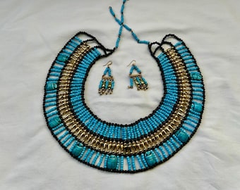 Egyptische kralenketting van messing met de afbeelding van Koningin Cleopatra, verguld met scarabee, zwarte en rode turkoois, 56 cm lang en 23 cm lang.