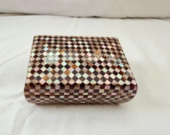 Caja de joyería egipcia con incrustaciones de nácar y diseño a cuadros en color marrón, hecha a mano en madera de haya, 5" x 3.5" # 1230. Caja hexagonal de 5" x 2" # 1380