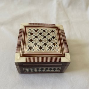Caja para anillos de joyería hecha a mano con incrustaciones de madera egipcia y madreperla cuadrada de 2,75&quot; n.º 972