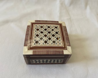 Egyptian Inlaid Wood Handmade Square Mother of Pearl Jewelry Ring Box 2.75&quot; # 972