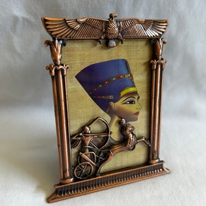 Kleiner ägyptischer Metall-Bilderrahmen Skarabäus Lotus Horus Messing-Silberfarbe 10 x 8 cm # 26 (Bildgröße 6 x 8 cm)