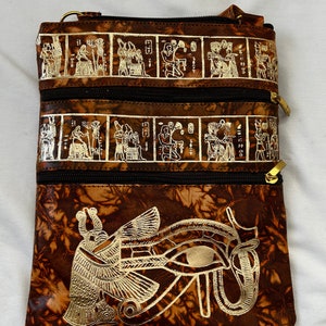 Bolso de mano para mujer de piel de camello egipcio, bandolera con correa larga ajustable, diseño marrón dorado con ojo de Horus, Maat e Isis alados, 24 x 19 cm