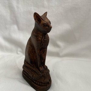 1 statuetta in pietra della dea del gatto Bastet egiziano, statuina su scarabeo marrone 5,25" # 154. Gatto intagliato a mano in legno 4" di altezza x 3" di larghezza