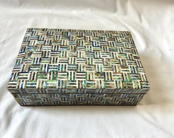 Handgemaakte sieradendoos van gestript beukenhout met ingelegde Egyptische parelmoer en pauaschelpen, 20 x 13,3 cm # 502. Zwarte houten doos met inlegwerk, 20 x 13,3 cm # 505