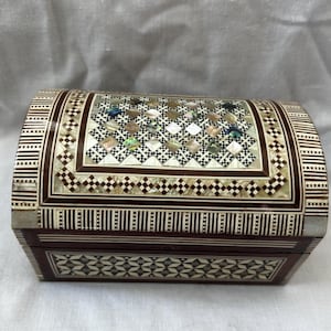 Egyptian Inlaid Treasure Chess Mother of Pearl Handmade Jewelry Beech Wood Box 5.5&quot; # 503N