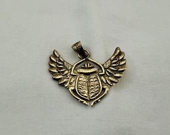 Egyptische messing hanger met gevleugelde scarabee, 3,8 x 3,2 cm, uitstekende kwaliteit.