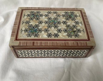 Egyptische sieradendoos met ingelegde parelmoer en pauaschelp, handgemaakt van beukenhout met bloem-/sterrenmotief, 6,25" x 4,5" # 467