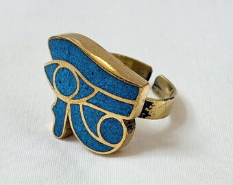 Handgemaakte verstelbare ring van Egyptisch messing. Oog van Horus, turkoois en donkerblauw, 1" breed. Ankh 1,25".  Ankh Scorpion 1,25". Isis Lotus 0,5"