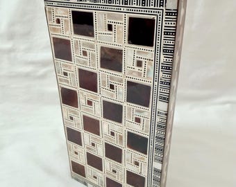 Egyptisch schaakbord/backgammonbord van beukenhout met ingelegde parelmoeraccenten, klein, opgevouwen 8,5" x 4,25" (uitgeklapt 8,5" vierkant) #593