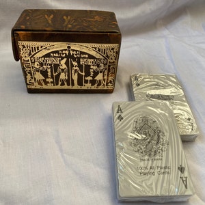 Caja de cartas de cuero de camello egipcio con diseño del rey Ramsés reina Nefertiti hecha a mano con 2 barajas de cartas