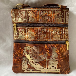 Ägyptische Kamelleder Handtasche Umhängetasche Langer verstellbarer Riemen Braun Gold Königin Nofretete / geflügelte Maat & Isis 19,5 x 16,5 cm