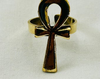 Handgemaakt Egyptisch messing met gevleugelde Isis (zwart, 1,27 cm), hiërogliefen (wit, 0,63 cm), Ankh (3,17 cm), Ankh met slang/schorpioen (3,17 cm).