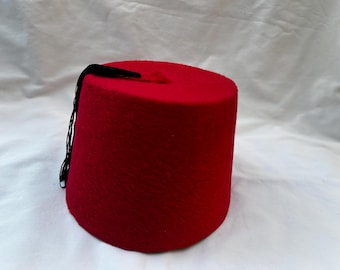 Egyptisch-Turkse rode fez (Tarboush) hoed met zwarte kwast (22,5 inch) en donkerrode fez met dikke zwarte kwast, hoge kwaliteit.