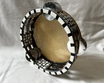 Pandereta egipcia grande con incrustaciones de Rik, hecha a mano con platillos metálicos de 8.5". También incluye una pandereta con platillos finos de latón de 8.5".