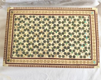 Egyptische sieradendoos van parelmoer, pauaschelp, beukenhout, ingelegd met bloemenmotief, handgemaakte fluwelen binnenkant met dienblad, 35,5 x 23 cm #125 (Aanbieding)