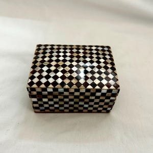 Boîte égyptienne incrustée de nacre faite à la main en bois de hêtre, coquillage paua 3,5 x 2,5 pouces à damier blanc / velours marron à l'intérieur n° 1355, 933, 15